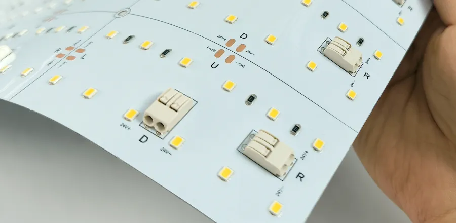 シート本体の上下左右に各辺5個ずつ配線用の端子台